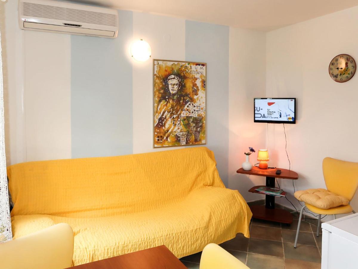Holiday Home Garden Apartment - Brc650 By Interhome Sumartin Exterior photo